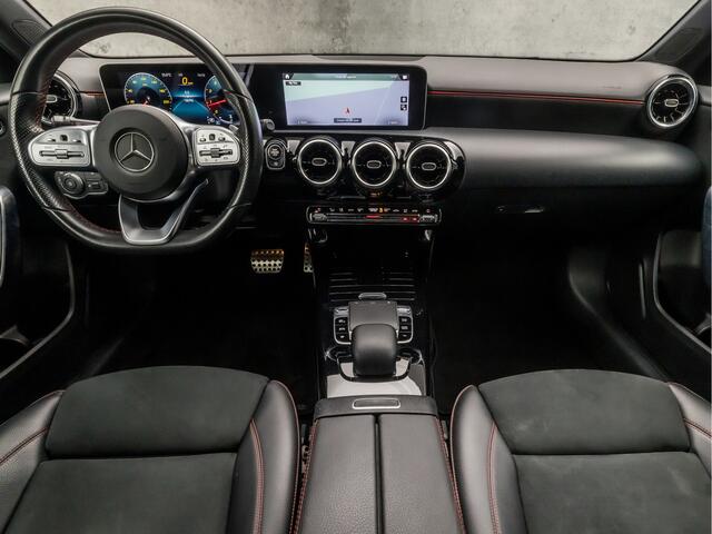 Mercedes-Benz A-KLASSE 200 AMG Sport 164Pk Automaat (APPLE CARPLAY, GROOT NAVI, LEDER/ALCANTARA, STOELVERWARMING, SPORTSTOELEN, WIDESCREEN, CAMERA, GETINT GLAS, NIEUWE APK, NIEUWSTAAT)