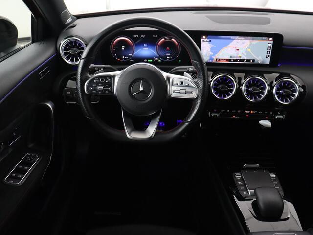 Mercedes-Benz A-KLASSE 250e AMG | Panoramadak | 360 Camera | Burmester | Stoelverwarming | Adaptive cruise | Carplay | Sfeerverlichting | 19'' | Navigatie | Widescreen | Leder/Alcantara | PHEV | Plug In
