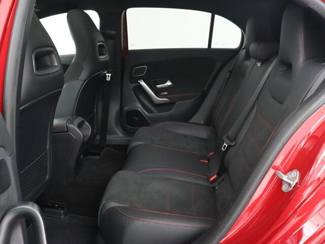 Mercedes-Benz A-KLASSE 250e AMG | Panoramadak | 360 Camera | Burmester | Stoelverwarming | Adaptive cruise | Carplay | Sfeerverlichting | 19'' | Navigatie | Widescreen | Leder/Alcantara | PHEV | Plug In