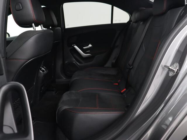 Mercedes-Benz A-KLASSE 250e AMG | Stoelverwarming | Carplay | Camera | Leder/Alcantara | Sfeerverlichting | Park Assist | Widescreen | Full LED | Dodehoek detectie | PHEV | Plug In