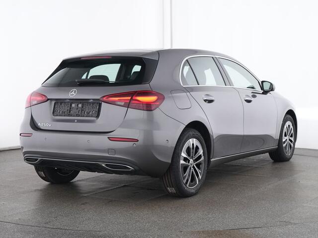 Mercedes-Benz A-KLASSE 250 e Plug-In Hybride Sfeerverlichting | Achteruitrijcamera | Ledkoplampen | Stuur en Stoelverwarming. Inclusief 24 maanden MB Certified garantie voor Europa.