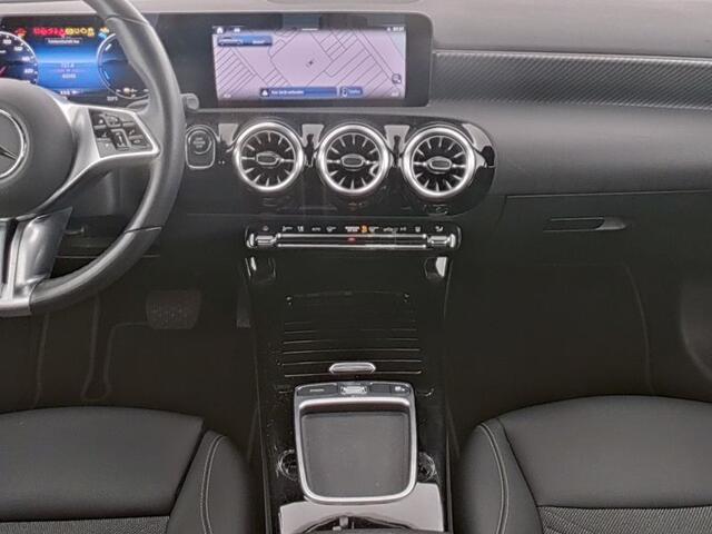 Mercedes-Benz A-KLASSE 250 e Plug-In Hybride Sfeerverlichting | Achteruitrijcamera | Ledkoplampen | Stuur en Stoelverwarming. Inclusief 24 maanden MB Certified garantie voor Europa.