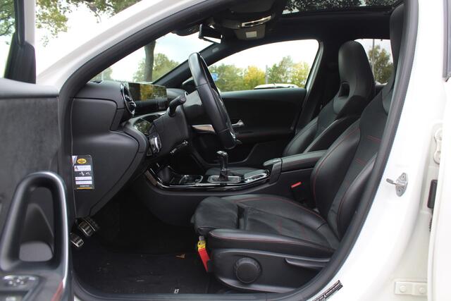 Mercedes-Benz A-KLASSE 200 Business Solution AMG / Panoramadak / Camera / Leder&Alcantara / 18'' / Stoelverwarming / LED / DAB / Cruise Control