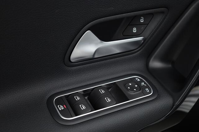 Mercedes-Benz A-KLASSE 180 d Business Solution | Navi | Camera | Apple CarPlay | Trekhaak | Clima