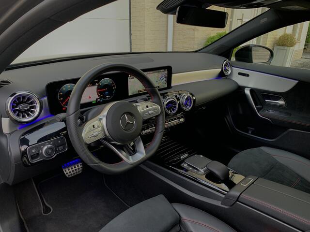 Mercedes-Benz A-KLASSE 180 AMG Aut Panoramadak Nightpakket Widescreen AmbientLight SportLeder Led Camera 18" Pdc