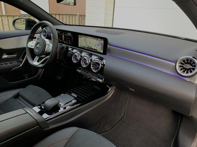 Mercedes-Benz A-KLASSE 180 AMG Aut Panoramadak Nightpakket Widescreen AmbientLight SportLeder Led Camera 18" Pdc