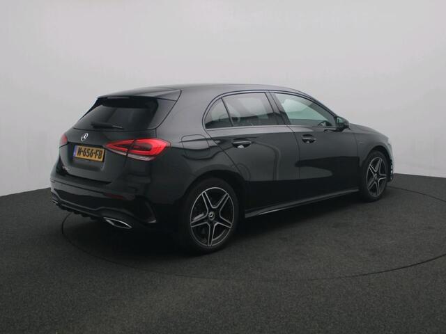 Mercedes-Benz A-KLASSE 250 e AMG Nightpakket | Sfeerverlichting | Car PLay | Dode Hoek Ass | Stoelverwarming | Parkeerpakket met Camera | Ledkoplampen | Achteruitrijcamera. Inclusief 24 maanden Mercedes-Benz Certified garantie voor Europa.