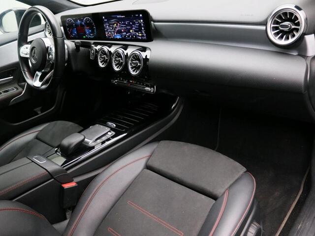 Mercedes-Benz A-KLASSE 250 e AMG Nightpakket | Sfeerverlichting | Car PLay | Dode Hoek Ass | Stoelverwarming | Parkeerpakket met Camera | Ledkoplampen | Achteruitrijcamera. Inclusief 24 maanden Mercedes-Benz Certified garantie voor Europa.