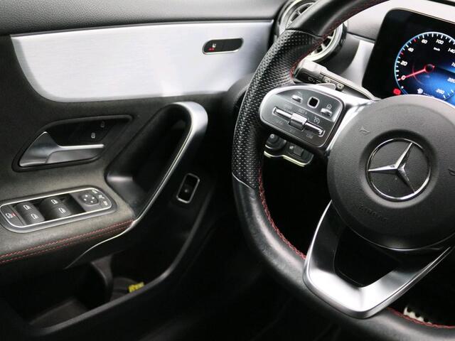 Mercedes-Benz A-KLASSE 250 e AMG Nightpakket | Sfeerverlichting | Car PLay | Dode Hoek Ass | Stoelverwarming | Parkeerpakket met Camera | Ledkoplampen | Achteruitrijcamera. Inclusief 24 maanden Mercedes-Benz Certified garantie voor Europa.