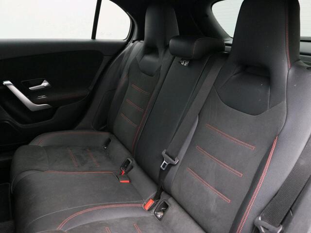 Mercedes-Benz A-KLASSE 250 e AMG Nightpakket | Sfeerverlichting | Car PLay | Dode Hoek Ass | Stoelverwarming | Parkeerpakket met Camera | Ledkoplampen | Achteruitrijcamera. Inclusief 24 maanden Mercedes-Benz Certified garantie voor Europa.