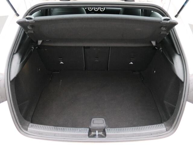 Mercedes-Benz A-KLASSE 180 Business Solution Luxury Sfeerverlichting | Achteruitrijcamera | Ledkoplampen | Stoelverwarming | MBUX Augmented reality voor navigatie. Inclusief 24 maanden MB Certified garantie voor Europa.