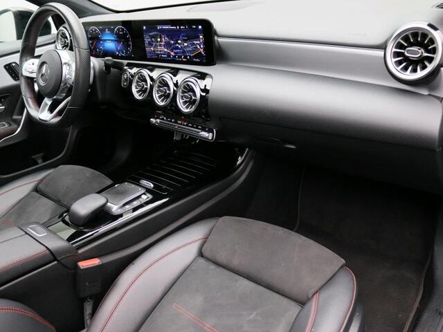 Mercedes-Benz A-KLASSE 180 Business Solution AMG AMG Line | Night Pakket | Panorama Schuif-Kanteldak | Sfeerverlichting | MultiBeam koplampen | Memory Voorstoelen. Inclusief 24 maanden MB Certified garantie voor Europa.