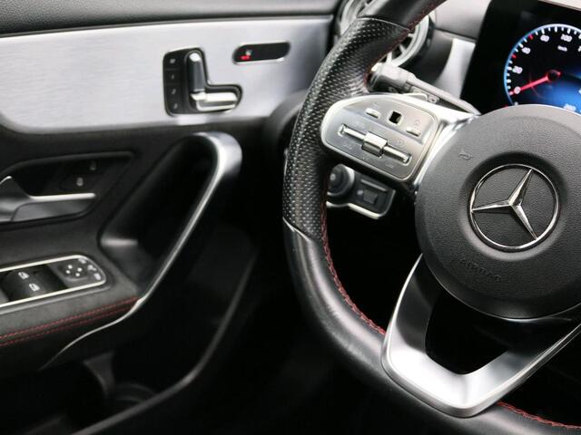 Mercedes-Benz A-KLASSE 180 Business Solution AMG AMG Line | Night Pakket | Panorama Schuif-Kanteldak | Sfeerverlichting | MultiBeam koplampen | Memory Voorstoelen. Inclusief 24 maanden MB Certified garantie voor Europa.