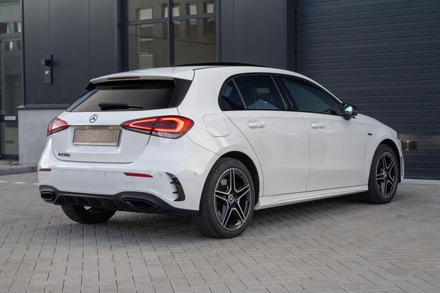 Mercedes-Benz A-KLASSE 250 e AMG Line PANO Burmester Sfeerverlichting Parkeerassistent