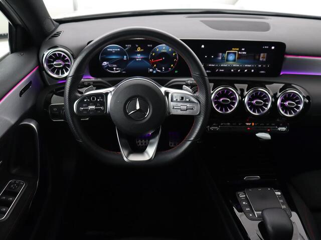 Mercedes-Benz A-KLASSE 180 AMG | 66.100km NAP | Stoelverwarming | Camera | Sfeerverlichting | Leder/Alcantara | Navigatie | Full LED | Park Assist | Widescreen