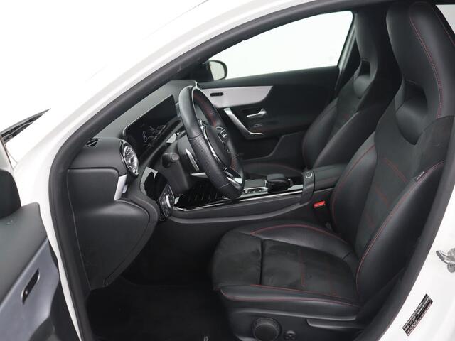 Mercedes-Benz A-KLASSE 180 AMG | 66.100km NAP | Stoelverwarming | Camera | Sfeerverlichting | Leder/Alcantara | Navigatie | Full LED | Park Assist | Widescreen