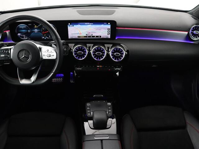 Mercedes-Benz A-KLASSE 180 AMG | 66.100km NAP | Stoelverwarming | Camera | Sfeerverlichting | Leder/Alcantara | Navigatie | Full LED | Park Assist | Widescreen