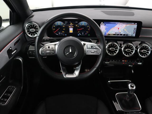 Mercedes-Benz A-KLASSE 160 AMG | Panoramadak | Carplay | Matrix LED | Memory | Stoelverwarming | Leder/Alcantara | Sfeerverlichting | Keyless | Widescreen | Navigatie | Camera