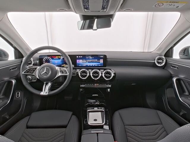 Mercedes-Benz A-KLASSE 250 e Face Lift Plug-In Hybride | Keyless Go | Stuur en Stoelverwarming | Sfeerverlichting | LED | Parkeerpakket met Camera | Inclusief 24 maanden Mercedes-Benz Certified garantie voor Europa.