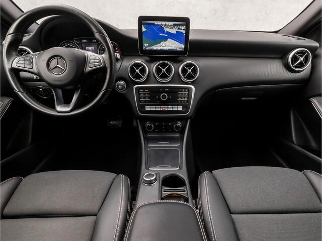 Mercedes-Benz A-KLASSE 160 AMG Sport Automaat (GROOT NAVI, LEDER, GETINT GLAS, DIAMOND GRILL, SPORTSTOELEN, LED KOPLAMPEN, CRUISE, NIEUWE APK, NIEUWSTAAT)