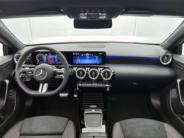 Mercedes-Benz A-KLASSE 250 e Business Solution AMG | Nightpakket | Panoramaschuifdak | Multibeam LED | Stoelverwarming voor | Smartphone Integratie | Sfeerverlichting | KEYLESS GO |