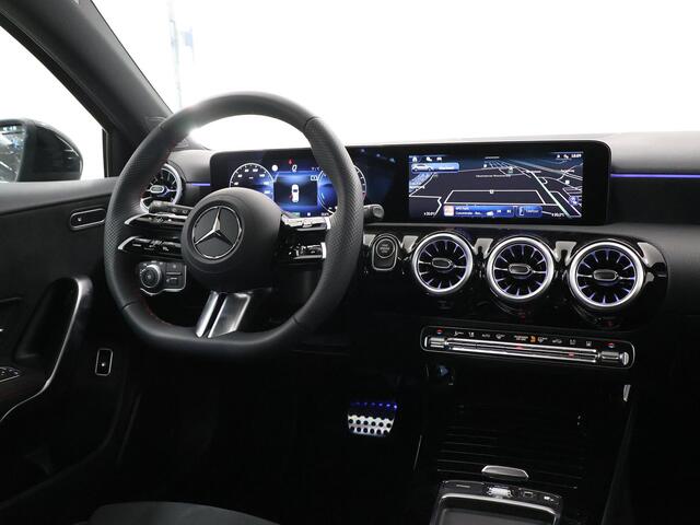 Mercedes-Benz A-KLASSE 250e Business Solution AMG | Panoramaschuifdak | Night | Multibeam Led | Achteruitrijcamera | Afneembare trekhaak |