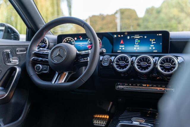 Mercedes-Benz A-KLASSE 180 Business Solution AMG | Panoramaschuifdak | Premium Plus | Head-Up | MULTIBEAM LED | Dodehoekassistent | 19 inch AMG-velgen |