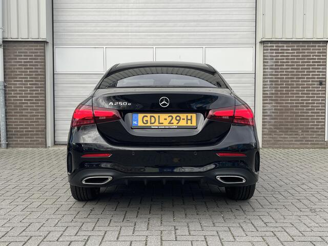 Mercedes-Benz A-KLASSE Limousine 250 e Star Edition AMG Line | Panoramadak | Night Pakket | Dodehoekassistent | MULTIBEAM LED koplampen | Stoelverwarming | Sfeerverlichting | Sierdelen Aluminium | Elektrisch Inklapbare Buitenspiegels | Achteruitrijcamera | Parkeersensoren