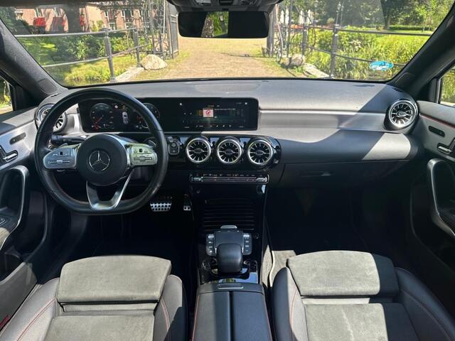 Mercedes-Benz A-KLASSE 180 | AMG | Pano | Memory | Camera | Dealer Onderhouden |