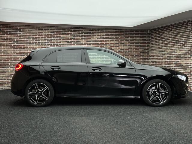 Mercedes-Benz A-KLASSE 250 e AMG Limited | Sfeer| Wide Screen| Camera| Dealer onderhouden|