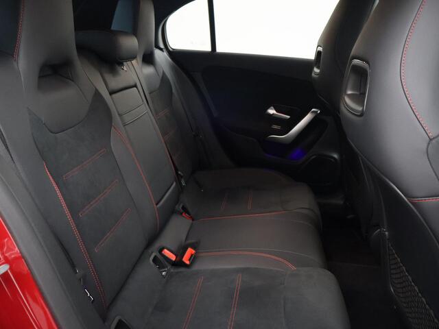 Mercedes-Benz A-KLASSE 180 AUT. AMG SPORT + PANORAMA | SFEERVERLICHTING | CAMERA | ADAPTIVE CRUISE | CARPLAY