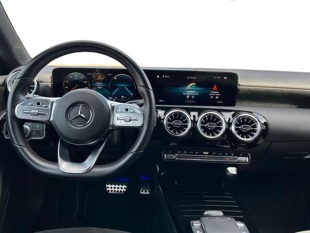 Mercedes-Benz A-KLASSE 250e AMG Line ** HP-LED, NAVI+, PANORAMA, DISTR, HuD, KEYLESS, 19-inch LMV ** 1e EIG - UNFALLFREI ** ** INFORMEER OOK NAAR ONZE AANTREKKELIJKE FINANCIAL-LEASE TARIEVEN **