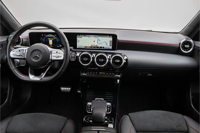 Mercedes-Benz A-KLASSE 200 AMG Nightpakket, Widescreen, Camera, 19"