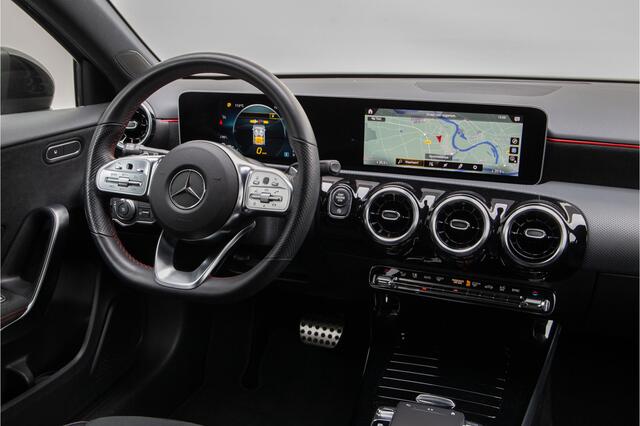 Mercedes-Benz A-KLASSE 200 AMG Nightpakket, Widescreen, Camera, 19"