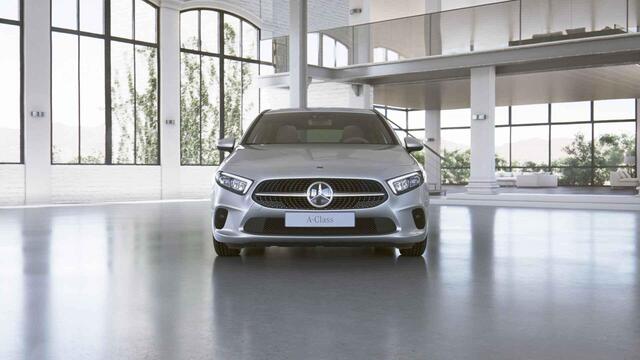 Mercedes-Benz A-KLASSE 180 Luxury Line | Getint glas | Premium pack | Stoelverwarming | Apple Carplay |