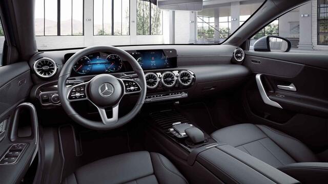 Mercedes-Benz A-KLASSE 180 Luxury Line | Premium Pack | Distronic | Apple Carplay |Stoelverwarming |