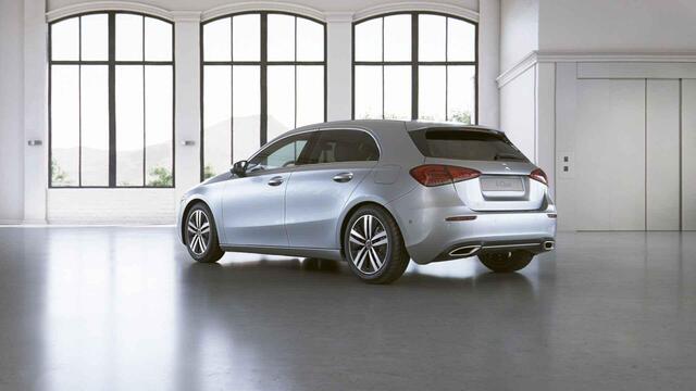 Mercedes-Benz A-KLASSE 180 Luxury Line | Premium Pack | Distronic | Apple Carplay |Stoelverwarming |