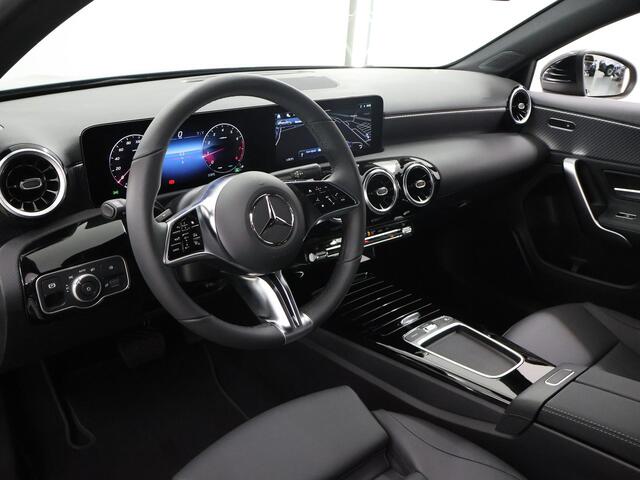Mercedes-Benz A-KLASSE 180 Star Edition Limousine | Apple Carplay/Android Auto | Achteruitrijcamera | Stoelverwarming | High-Performance Led | Parkeerpakket | Thermatic airco |