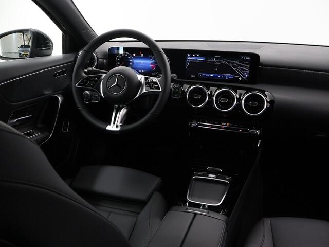 Mercedes-Benz A-KLASSE 180 Star Edition Limousine | Apple Carplay/Android Auto | Achteruitrijcamera | Stoelverwarming | High-Performance Led | Parkeerpakket | Thermatic airco |