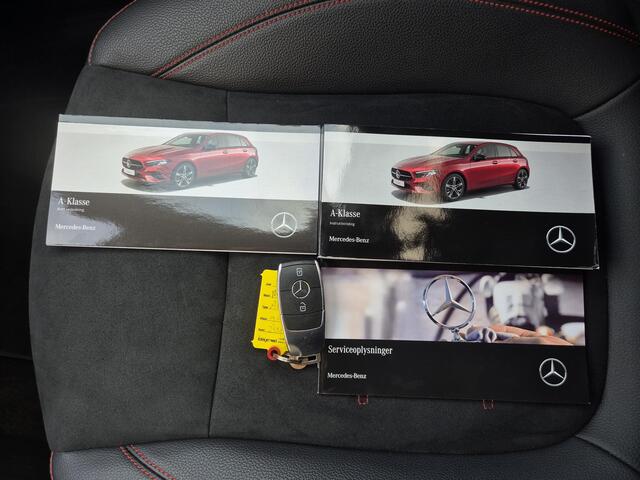 Mercedes-Benz A-KLASSE 200 AMG Line Automaat / Trekgewicht 1600 Kg / Stoelverwarming / Achteruitrijcamera / Navigatie / Keyless Entry/Start / Adaptief CC / Climate control / Parkeersensoren voor en achter /