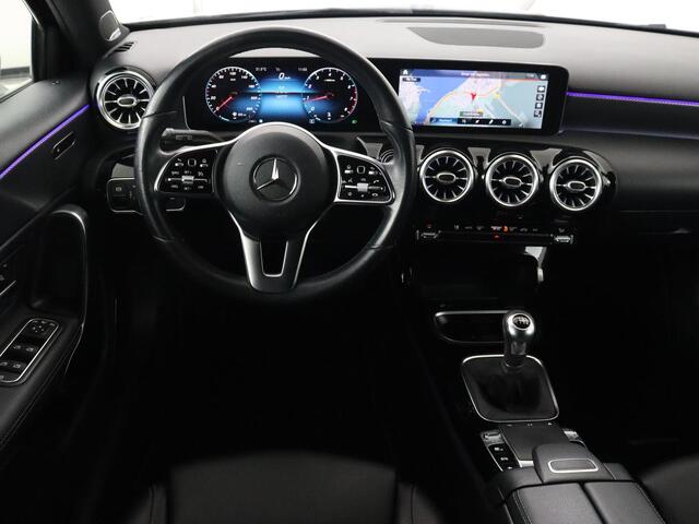 Mercedes-Benz A-KLASSE 200 Urban | Panoramadak | Carplay | Stoelverwarming | Burmester Surround | Half leder | Sfeerverlichting | Camera | Navigatie | Full LED | Park Assist | Widescreen