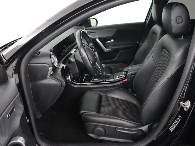 Mercedes-Benz A-KLASSE 200 Urban | Panoramadak | Carplay | Stoelverwarming | Burmester Surround | Half leder | Sfeerverlichting | Camera | Navigatie | Full LED | Park Assist | Widescreen