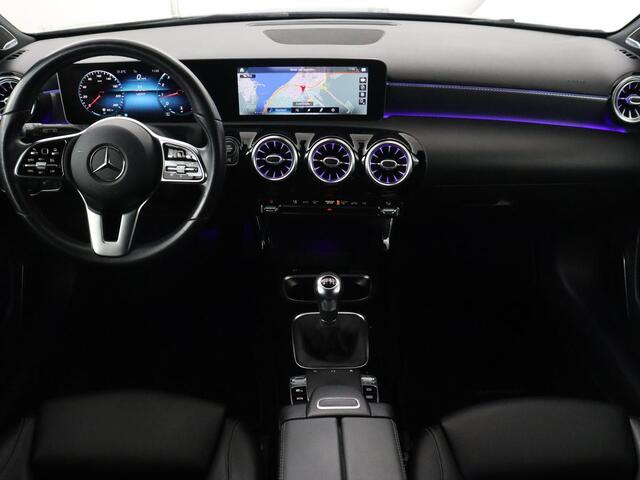 Mercedes-Benz A-KLASSE 200 Urban | Panoramadak | Carplay | Stoelverwarming | Burmester Surround | Half leder | Sfeerverlichting | Camera | Navigatie | Full LED | Park Assist | Widescreen