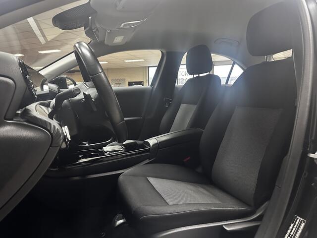 Mercedes-Benz A-KLASSE 180 Business Solution/ Automaat!/ Wide-Screen/ Virtual Cockpit/ 16'' LMV/ Keyless-GO/ LED Koplampen/ DAB+/ Camera/ Navi/ Clima/ Cruise/ Lane-Assist./ Stoelverw./ Bluetooth/ Multi. LEDER. Stuur/ PDC V+A.
