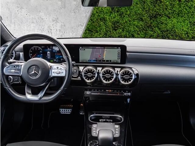 Mercedes-Benz A-KLASSE 250e AMG ** LED, MBUX+, 19-inch LMV, ADAPT. CRUISE, NIGHT PAKKET ** 1e EIG - UNFALLFREI - JUNGE STERNE ** ** INFORMEER OOK NAAR ONZE AANTREKKELIJKE FINANCIAL-LEASE TARIEVEN **