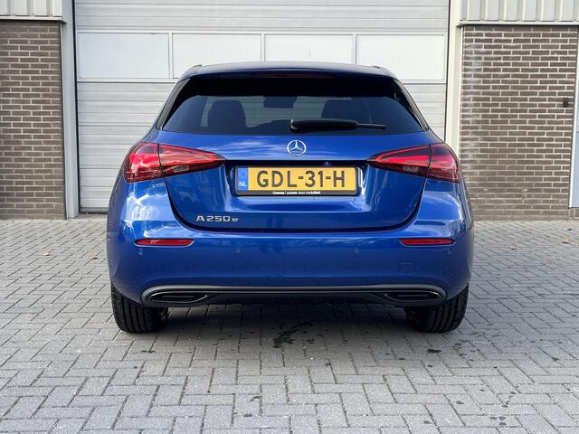 Mercedes-Benz A-KLASSE 250 e Star Edition Luxury Line | Panoramadak | Night Pakket | Dodehoekassistent | MULTIBEAM LED Koplampen | Sfeerverlichting | Stoelverwarming | Sierdelen Aluminium | Elektrisch Inklapbare Buitenspiegels | Achteruitrijcamera | Parkeersensoren