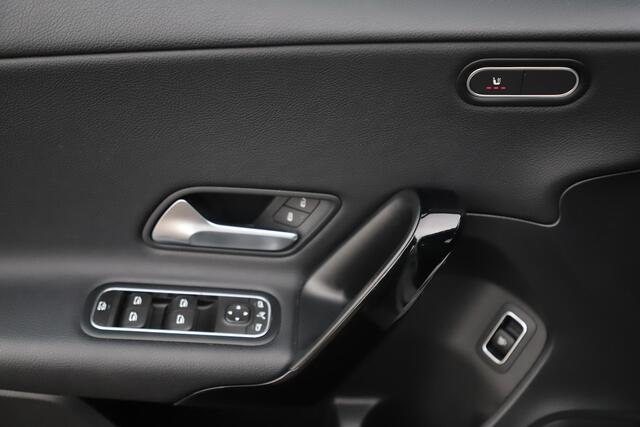 Mercedes-Benz A-KLASSE 200 Business Solution Automaat Half Leder Full LED Sportstoelen Widescreen Carplay Android Navigatie Achteruitrijcamera Clima Cruise 19 inch AMG Look Velgen Nieuwe Banden! Stoelverwarming