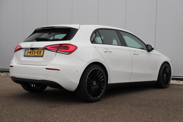 Mercedes-Benz A-KLASSE 160 Business Solution Half Leder Full LED Widescreen Carplay Android Navigatie Achteruitrijcamera Clima Cruise 19 inch AMG Look Velgen Nieuwe Banden! Stoelverwarming