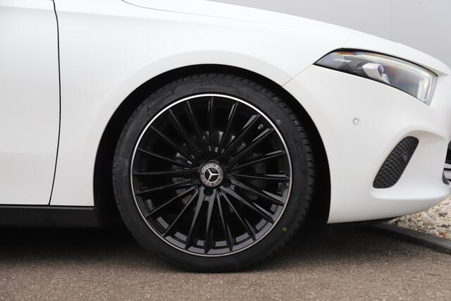 Mercedes-Benz A-KLASSE 160 Business Solution Half Leder Full LED Widescreen Carplay Android Navigatie Achteruitrijcamera Clima Cruise 19 inch AMG Look Velgen Nieuwe Banden! Stoelverwarming