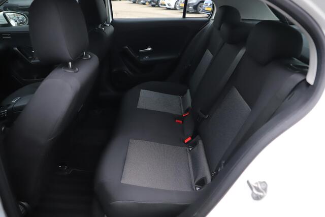 Mercedes-Benz A-KLASSE 160 Business Solution Half Leder Full LED Widescreen Carplay Android Navigatie Achteruitrijcamera Clima Cruise 19 inch AMG Look Velgen Nieuwe Banden! Stoelverwarming